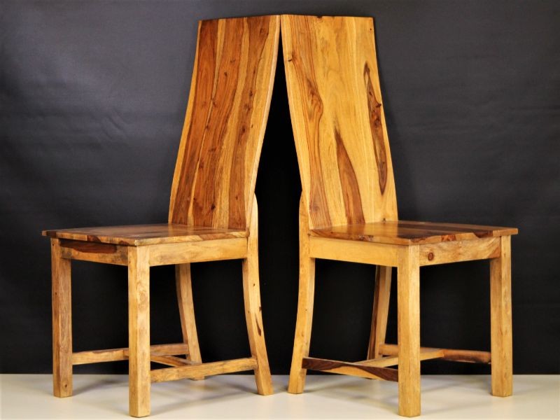 2 massief houten stoelen